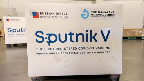 Las primeras 300.000 dosis de la vacuna Sputnik V se cargan en un avión de Aerolíneas Argentinas que llegó a Moscú - Sputnik Mundo