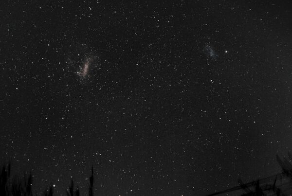 Las galaxias conocidas cono Nubes de Magallanes fotografiadas desde un teléfono celular - Sputnik Mundo