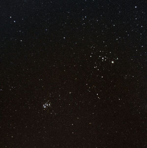 Cúmulo de estrellas Las Pléyades en la constelación de Tauro, registradas a través de un teléfono celular - Sputnik Mundo