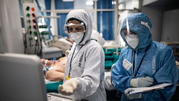 Medicos en un hospital para pacientes con coronavirus - Sputnik Mundo