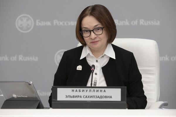 En abril, cuando la junta directiva del Banco Central recortó la tasa en 0,5 puntos porcentuales, a 5,5%, Nabiúlina apareció con un broche en forma de casa. - Sputnik Mundo