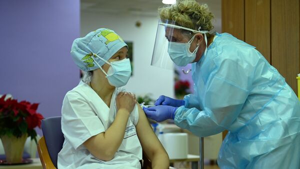 Mónica Tapias recibe la vacuna contra el coronavirus - Sputnik Mundo