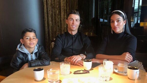El futbolista Cristiano Ronaldo junto a su esposa y su hijo mayor Cristiano junior - Sputnik Mundo