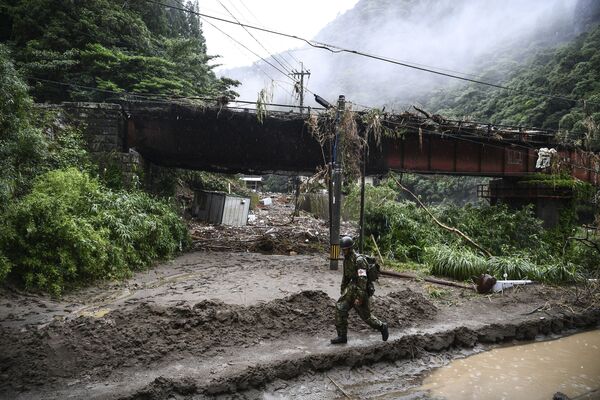 Alrededor de 60 personas fueron víctimas de la tempestad en Japón a principios de julio. Otros 16 vecinos desaparecieron. La isla de Kyushu sufrió fuertes lluvias durante tres días, lo que provocó deslizamientos de tierras e inundaciones. - Sputnik Mundo