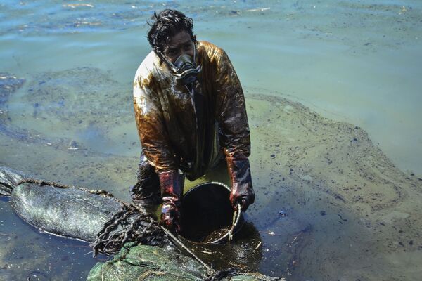 Mil toneladas de petróleo, derramadas de un petrolero japonés varado frente a las costas de Mauricio el 25 de julio de 2020, causaron una verdadera catástrofe ambiental para esta nación insular. - Sputnik Mundo