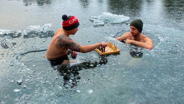 Ник Макнот и Рон Бэт играют в шахматы на льду в Оук-Лейк, Онтарио, Канада - Sputnik Mundo