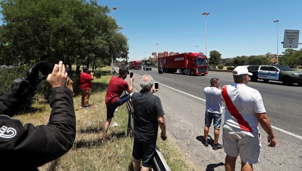Argentinos salen a la calle a ver pasar los camiones con la vacuna Sputnik V - Sputnik Mundo