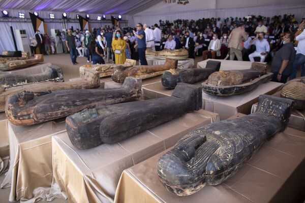 En Egipto, durante las excavaciones en Saqqara, necrópolis de Menfis, capital del Imperio Antiguo de Egipto, fueron encontrados 59 sarcófagos bien conservados, que habían estado sellados 2.700 años. - Sputnik Mundo