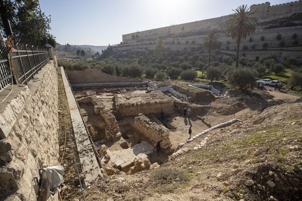 Los artefactos, de unos 2.000 años, fueron encontrados el 21 de diciembre en la zona del Jardín de Getsemaní en Jerusalén. Entre los hallazgos se puede destacar la 'mikve' —un depósito de agua para la ablución ritual—. Según la tradición cristiana, los artefactos encontrados están relacionados con el período de estancia de Jesuсristo en Jerusalén. Cerca de la zona, los arqueólogos encontraron también las ruinas de un templo del período bizantino, que fue construido supuestamente en el siglo VI d.C. y que funcionó unos 200 años. Todos estos objetos fueron descubiertos durante la construcción de un centro para visitantes de la Basílica de las Naciones y de un túnel subterráneo que la conectaría con el valle de Cedrón. Según la Escritura Sagrada, la iglesia se sitúa en el lugar donde Jesucristo rezó por el cáliz la última noche antes de ser detenido. - Sputnik Mundo