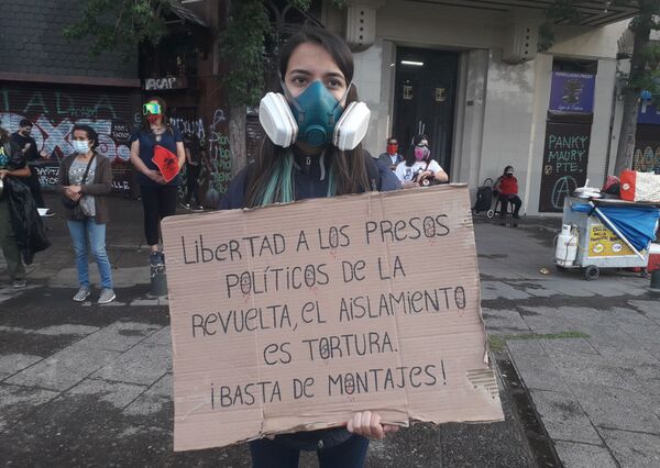Manifestante reclama libertad de presos políticos de la revuelta Manifestante reclama libertad de presos políticos de la revuelta - Sputnik Mundo