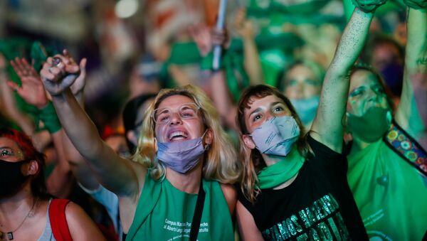 Mujeres celebran la aprobación de la ley sobre la interrupción voluntaria del embarazo (IVE), en Buenos Aires (Argentina), el 30 de diciembre del 2020 - Sputnik Mundo