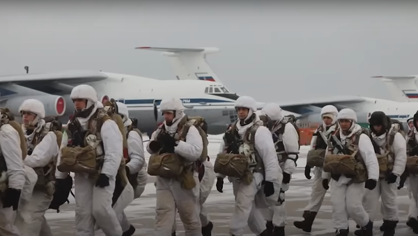 Cómo se siente saltar en paracaídas desde un Il-76 ruso - Sputnik Mundo