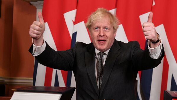 Boris Johnson, primer ministro británico, celebra la aprobación del acuerdo pos-Brexit con la UE, el 30 de diciembre del 2020 - Sputnik Mundo