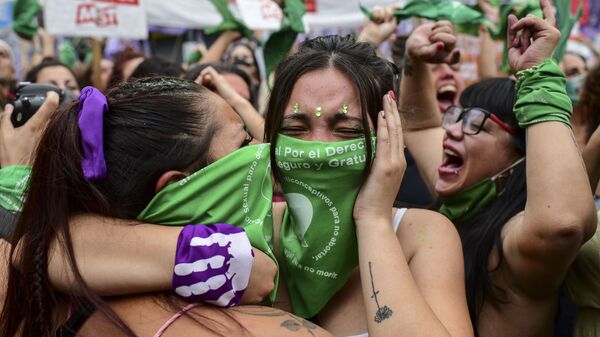 Mujeres argentinas celebrando la aprobación de la ley de aborto en Argentina - Sputnik Mundo