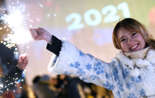 Una muchacha celebra la llegada del año nuevo en una pista de patinaje sobre hielo en Kazán (Rusia). - Sputnik Mundo