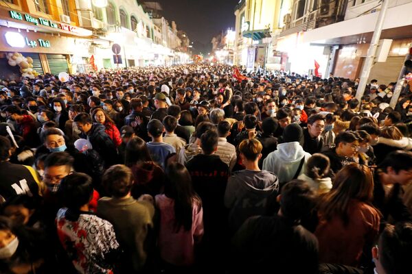 Un multitud se reúne en una calle durante las celebraciones de Nochevieja en Hanoi (Vietnam). - Sputnik Mundo