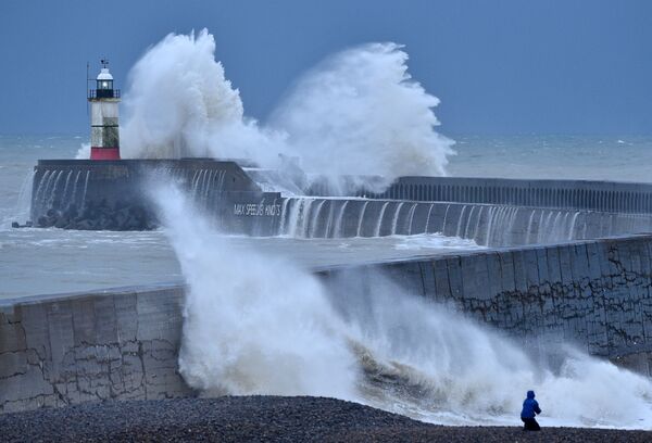 Unas olas rompen sobre el faro de Newhaven en la costa sur de Inglaterra el 27 de diciembre de 2020. - Sputnik Mundo