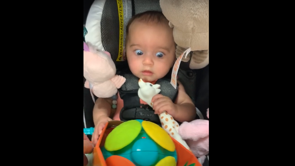 ¿Mamá, qué es esto? La graciosa reacción de una niña con un juguete - Sputnik Mundo