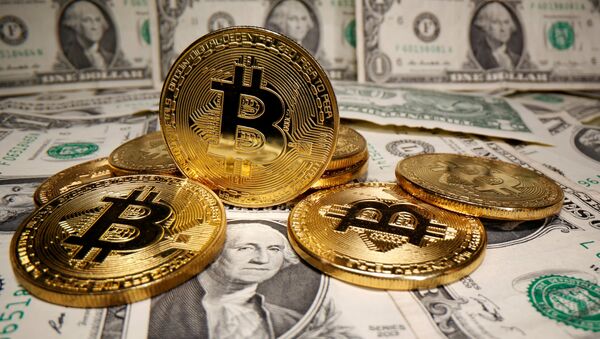 Monedas con el logo del bitcoin y dólares estadounidenses (imagen referencial) - Sputnik Mundo