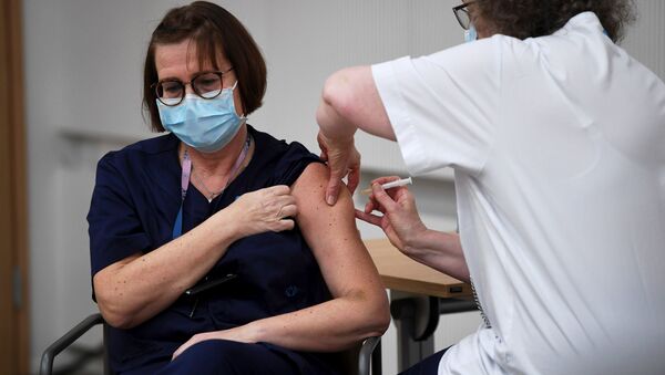 Vacunación del personal médico en Finlandia con la vacuna de Pfizer - Sputnik Mundo