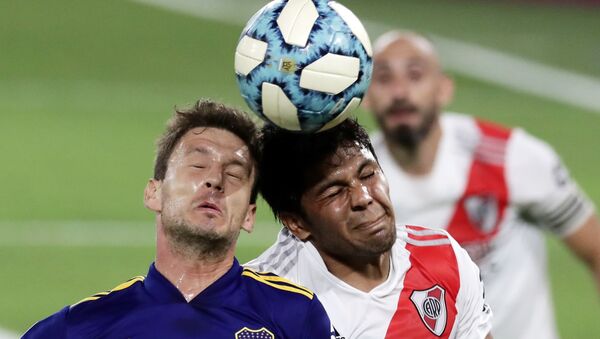 Robert Rojas de River Plate y Franco Soldano del Boca Juniors luchan por la pelota - Sputnik Mundo