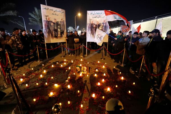 Personas se reúnen alrededor de velas y fotografías de Qasem Soleimani y Abu Mahdi Muhandis en Bagdad (Irak), en el primer aniversario de sus asesinatos. - Sputnik Mundo