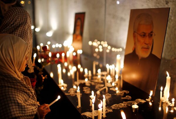 Una niña sostiene una vela encendida durante una ceremonia de conmemoración de los asesinatos de Muhandis y Soleimani. - Sputnik Mundo
