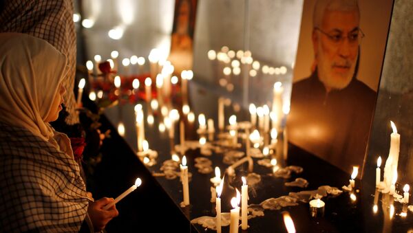 Женщина со свечей в первую годовщину со дня смерти иранского командира Касема Сулеймани и иракского командира Абу Махди аль-Мухандис в Багдаде - Sputnik Mundo
