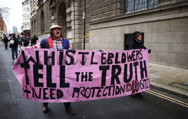 Partidarios de Julian Assange llevan una pancarta por la calle a los juzgados londinenses de Old Bailey. - Sputnik Mundo