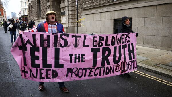 Сторонники основателя WikiLeaks Джулиана Ассанжа на акции в его поддержку у Центрального суда в Лондоне - Sputnik Mundo