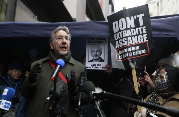 John Rees, miembro de la campaña 'Free Julian Assange', habla a las puertas del tribunal Old Bailey después de que se anunciara que el fundador de WikiLeaks no puede ser extraditado a EEUU. - Sputnik Mundo
