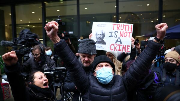 Partidarios de Julian Assange celebran la 'victoria' judicial contra EEUU - Sputnik Mundo