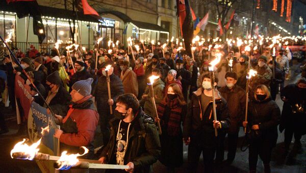 Una marcha en Kiev en honor a Stepán Bandera, el 1 de enero de 2020 - Sputnik Mundo