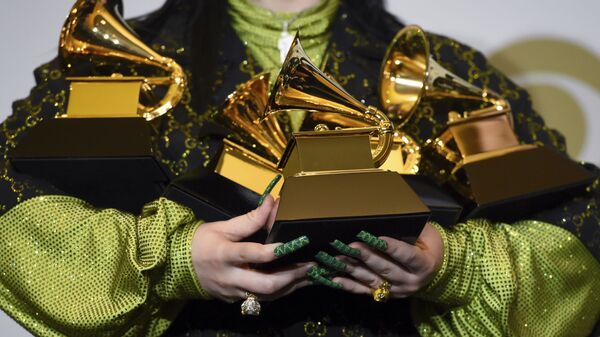 Billie Eilish con unas estatuillas Grammy en las manos, en 2020 - Sputnik Mundo
