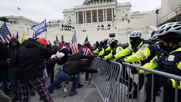 Partidarios de Trump tratan de romper una barricada de la policía en el Capitolio - Sputnik Mundo