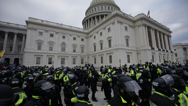 Policías frente al Capitolio en Washington - Sputnik Mundo