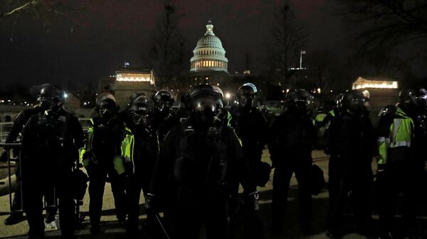 La Policía estadounidense durante el asalto al Capitolio - Sputnik Mundo