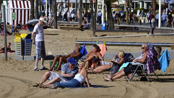 Un grupo de británicos en la playa de Benidorm, en la provincia española de Alicante - Sputnik Mundo