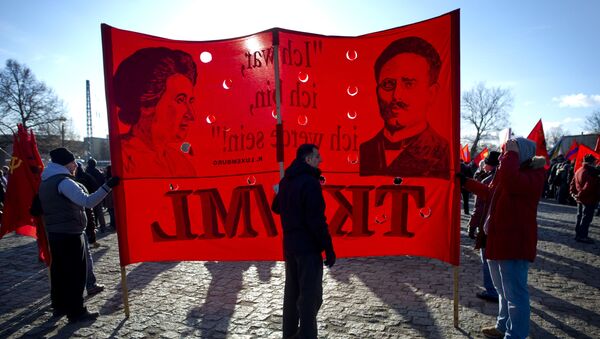La bandera con los retratos de Rosa Luxemburgo y Karl Liebknecht - Sputnik Mundo