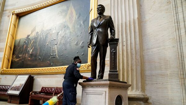 Tras un violento asalto, el Capitolio se prepara para la toma de posesión de Biden - Sputnik Mundo