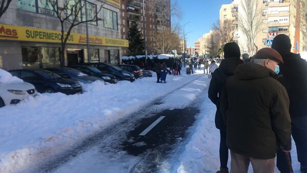 Largas filas para entrar en un supermercado de Madrid tras el temporal - Sputnik Mundo