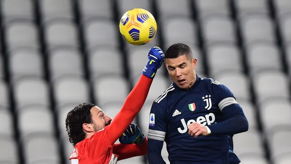El delantero portugués de Juventus Cristiano Ronaldo se eleva por encima del portero de Sassuolo, Andrea Consigli, durante un partido - Sputnik Mundo