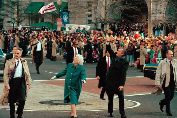 La ceremonia de toma de posesión de George H. W. Bush, se llevó a cabo el 20 de enero de 1989. Bush fue el primer vicepresidente en funciones en convertirse presidente desde Martin van Buren, en 1837. El gran número de personas que asistió al evento de investidura del republicano hizo que el metro de Washington estableciera el récord de 604.089 viajes en un único día.En la foto: George H. W. Bush y su esposa, Barbara Bush, saludan a la multitud en la avenida Pennsylvania tras su investidura como el 41.º presidente de Estados Unidos.  - Sputnik Mundo