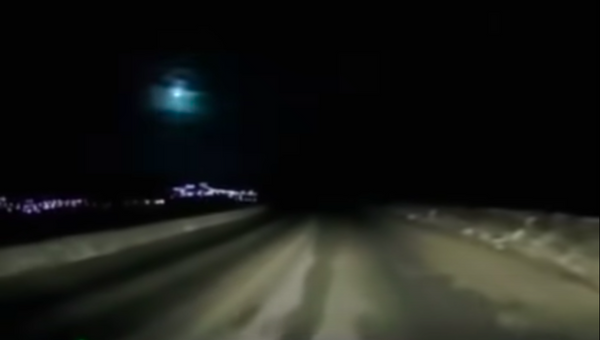 El momento en el que un meteoroide cae en el Lejano Oriente de Rusia - Sputnik Mundo