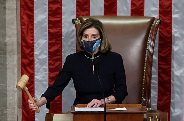 La presidenta de la Cámara de Representantes, la demócrata Nancy Pelosi, durante la votación para destituir al presidente Donald Trump. La presidenta de la Cámara de Representantes, la demócrata Nancy Pelosi, durante la votación para destituir al presidente Donald Trump. - Sputnik Mundo