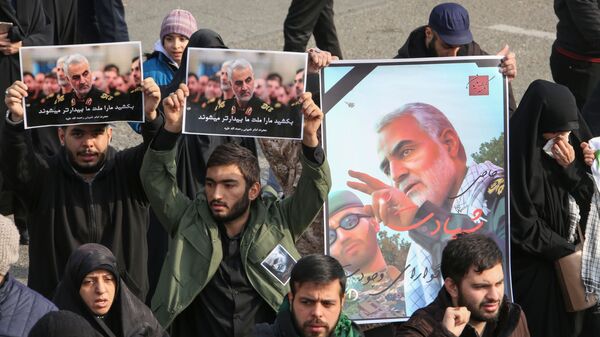 Люди с плакатами с изображением генерала Сулеймани во время демонстрации в Тегеране, Иран, 2020 год - Sputnik Mundo