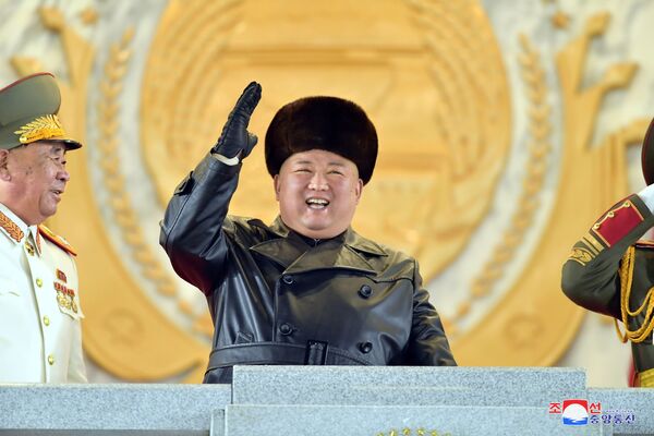 Se llevó a cabo en la plaza Kim Il-sung. El líder norcoreano Kim Jong-un lo vio desde una tribuna.  - Sputnik Mundo