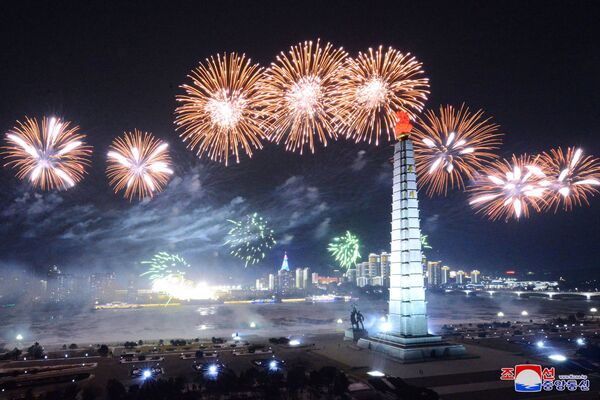 Al comparecer ante el público con un discurso, el líder norcoreano, Kim Jong-un, destacó a los amigos y adversarios de su país y prometió modernizar las armas nucleares de Corea del Norte como parte de su obligación para disuadir a las fuerzas enemigas. En la foto: los fuegos artificiales adornan el cielo nocturno sobre la plaza Kim Il-sung en Pyongyang - Sputnik Mundo