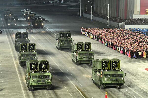 La última vez que Corea del Norte organizó un desfile militar fue en octubre del 2020 para conmemorar el 75º aniversario del Partido de los Trabajadores de Corea. En la foto: el desfile militar celebrado en Pyongyang. - Sputnik Mundo