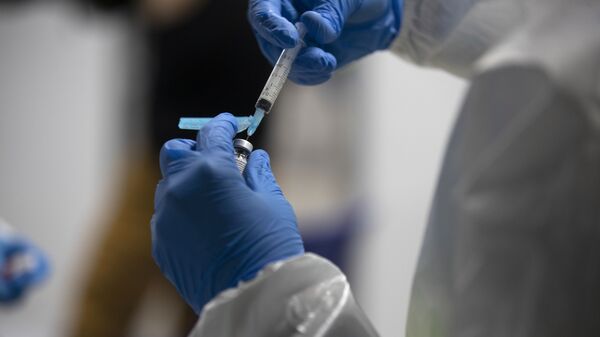 Un trabajador de la salud prepara la vacuna Pfizer-BioNTech COVID-19. España, 12 de enero de 2021 - Sputnik Mundo